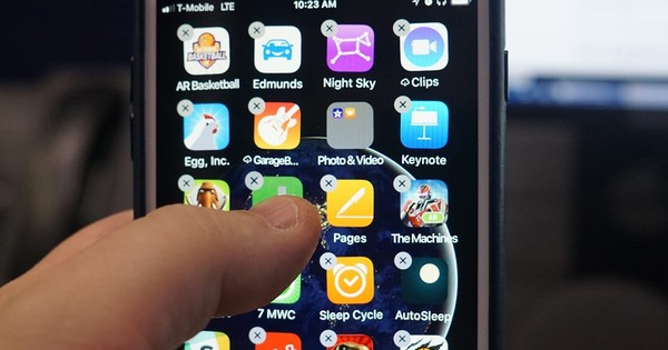 Alt: Giao diện màn hình chính điện thoại với các thư mục ứng dụng được sắp xếp gọn gàng theo chủ đề như Công việc, Giải trí, Mạng xã hội, giúp người dùng dễ dàng tìm kiếm và sử dụng.