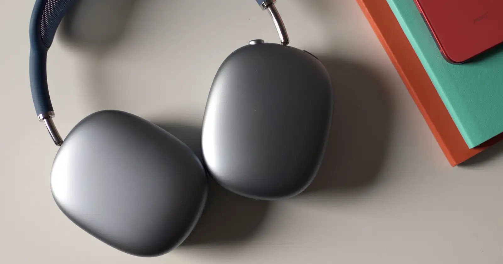 Apple AirPods Max tai nghe với âm thanh tuyệt vời và chống ồn hiệu quả