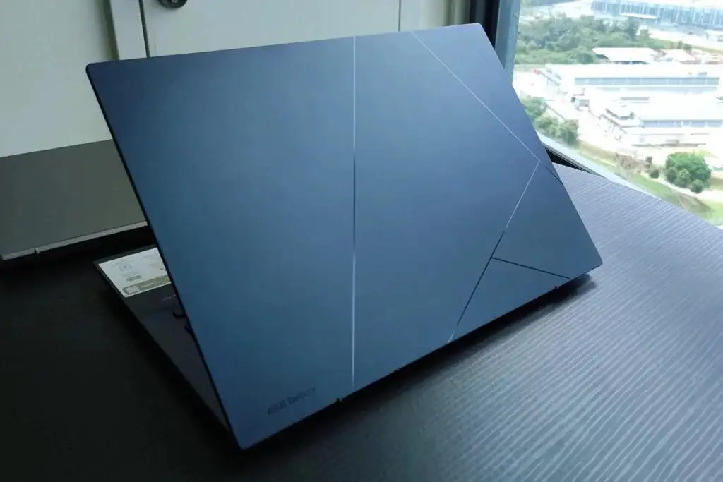 ASUS ZenBook 14 với thiết kế sang trọng và hiệu suất vượt trội cho công việc văn phòng