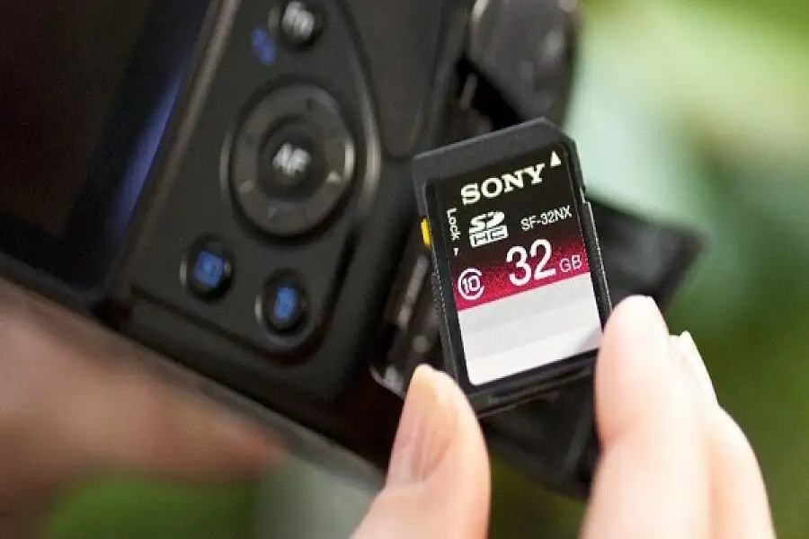 Cách Kết Nối Máy Ảnh Sony Với Máy Tính: Sử dụng thẻ nhớ