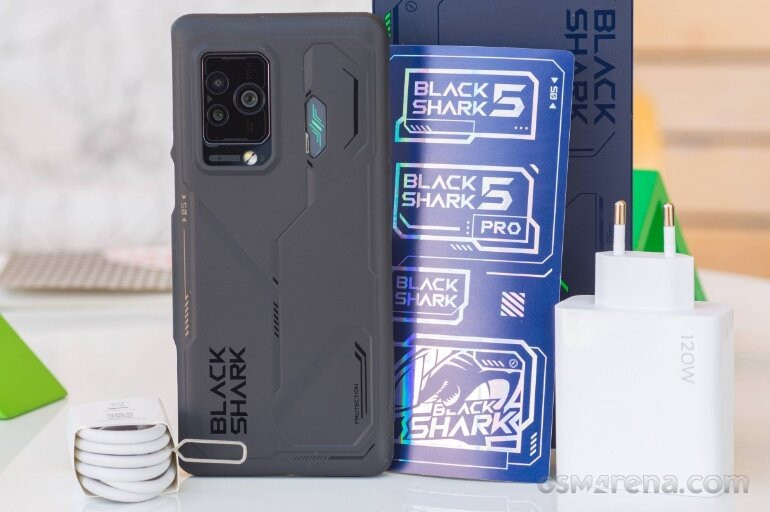 Điện thoại Xiaomi Black Shark 5 Pro màu đen với giao diện chơi game hiển thị trên màn hình